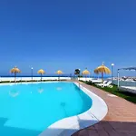 Paulmarie Ocean View Апартаменти *